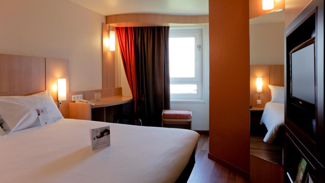 2 Adjacent Rooms