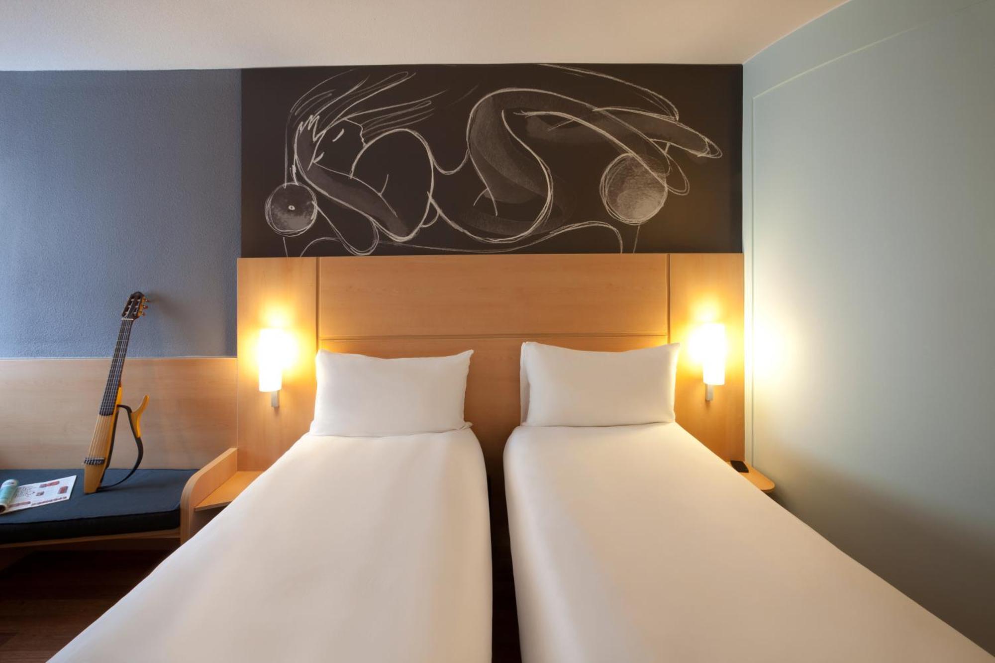 2 Adjacent Rooms
